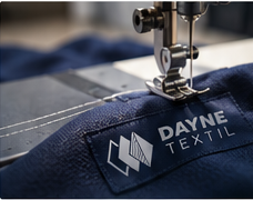 Detalle de confección textil DAYNE en máquina de coser